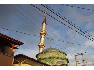 Caminin minaresi fırtınaya dayanamadı