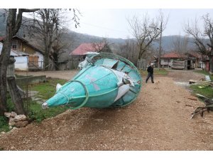 Kuvvetli rüzgar minareyi devirdi, çatıları uçurdu