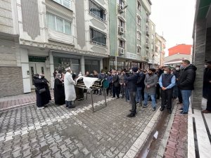 Fırtınada uçan çatıdan kızını korumak isterken hayatını kaybeden anneye ağlatan veda