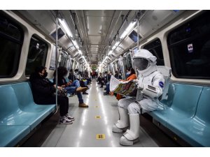 Metroyla İstanbul turu yapan astronot merak uyandırdı