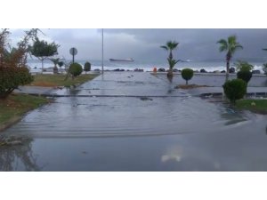 İskenderun’da deniz taştı