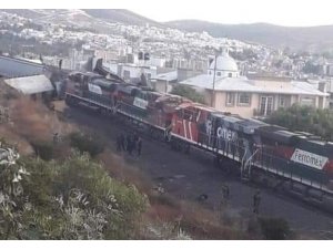 Meksika’da iki tren kafa kafaya çarpıştı: 6 yaralı