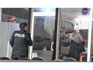 Ayağına savcı isteyip döner bıçağıyla kendini restorana kilitledi, korku dolu anlar yaşattı