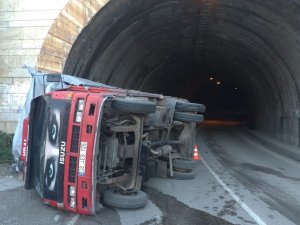 Kontrolden çıkan kamyon tünelde devrildi