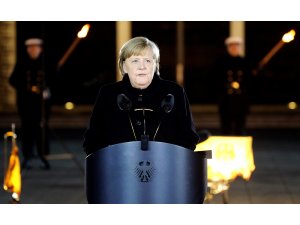 Başbakanlığı devredecek olan Merkel’e Alman ordusundan veda töreni