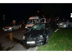 Aynı yönde seyir halindeki otomobillerin kazası demir bariyerlerde son buldu: 3 yaralı