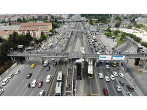 Metrobüs arıza yaptı, duraklarda yoğunluk oluştu