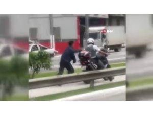 Polis, motoruna kelepçelediği siyahi şüpheliyi peşinden koşturdu