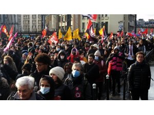 Fransa’da ırkçı cumhurbaşkanı adayı Zemmour, Paris’te protesto edildi