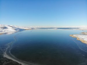 Kars eksi 20’yi gördü, Çıldır Gölü’nün yarısı dondu