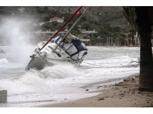 Bodrum’da fırtınanın saatteki hızı 70 kilometreye ulaştı; dalgalar sahilleri dövdü, bir tekne sahile vurdu