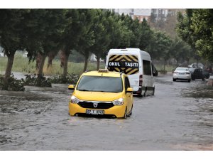 Antalya’da yollar dere yatağına döndü, araçlar mahsur kaldı