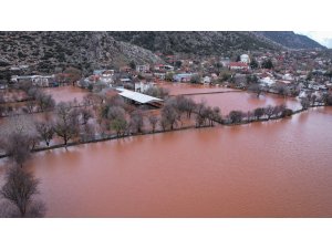 Sel suları mahalleyi gölete çevirdi