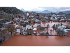 Sel suları mahalleyi gölete çevirdi