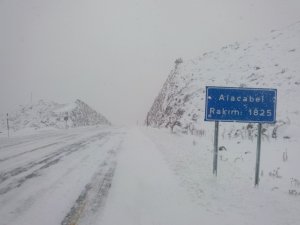 Antalya-Konya karayolunda kar kalınlığı 30 santime ulaştı