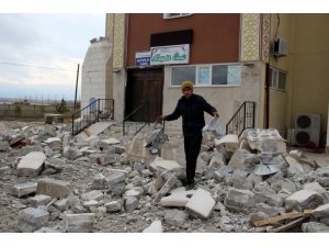 Caminin minaresi kuvvetli rüzgara dayanamadı