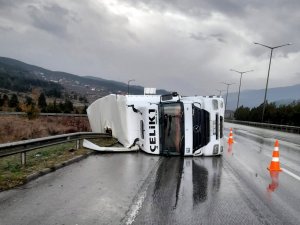 Osmaniye’de kaygan yolda kontrolden çıkan tır yan yattı