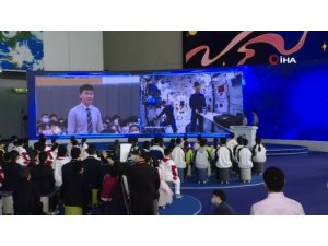 Çinli astronotlardan öğrencilere uzayda su içme dersi