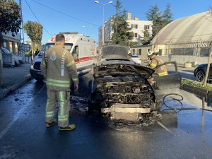 Büyükçekmece’de seyir halindeki araç alev topuna döndü