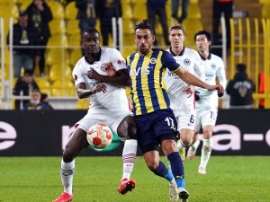 UEFA Avrupa Ligi: Fenerbahçe: 1 - Eintracht Frankfurt: 1 (İlk yarı)