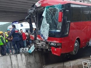 İşçi servisleri kafa kafaya çarpıştı