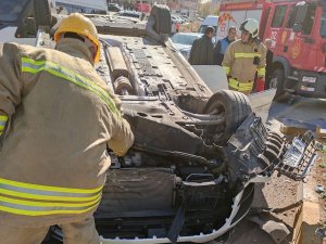 Motosiklete çarpmamak için orta direğe vuran otomobil takla attı: 4 yaralı