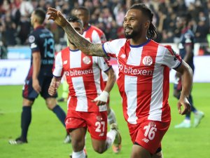 Süper Lig: FT Antalyaspor: 1 - Trabzonspor: 1 (İlk yarı)