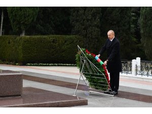 Azerbaycan’ın ulusal lideri Haydar Aliyev vefatının 18. yılında Bakü’de anıldı