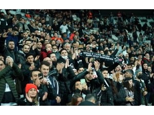 Beşiktaş taraftarından Sergen Yalçın’a destek