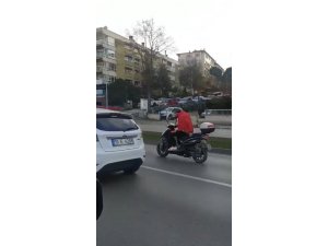 Karayolunda motosikletli jokey