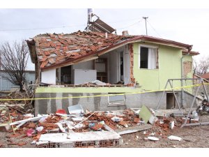 Çay demlerken patlama oldu, ev harabeye dönerken yaşlı çift ölümden döndü