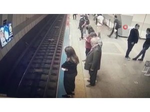 Metro istasyonunda inanılmaz kurtuluş kamerada