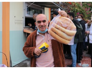 Adana’da 1 liralık ekmek kuyruğu