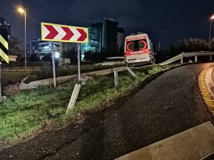 Maltepe’de önüne otomobil çıkan ambulans bariyeri aşıp yoldan çıktı