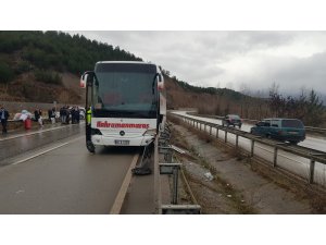 Yolcu otobüsü bariyerlere çarptı, faciadan dönüldü