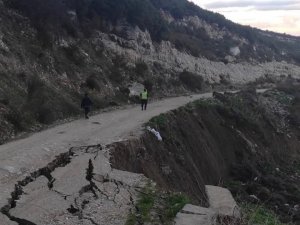 Karaburun’da facianın eşiğinden dönüldü: Çöken yol trafiğe kapatıldı