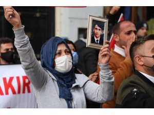 Hakkari’de evlat nöbeti tutan annelerden HDP’ye sürpriz eylem