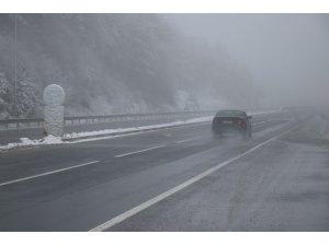 Bolu Dağı’nda kar yağışı ve sis etkili oluyor