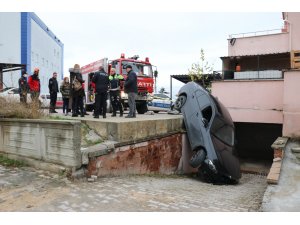 Otoparkın çıkışını şaşıran sürücü 2,5 metreden aşağı düştü