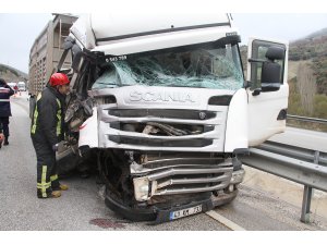 Freni tutmayan tır gemi motoru taşıyan konvoy aracına çarptı