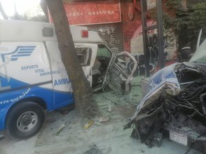 Meksika’da iki ambulans kafa kafaya çarpıştı: 7 yaralı