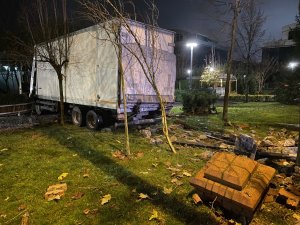 Sancaktepe’de freni boşalan kamyon önce otobüs durağına ardından parka girdi