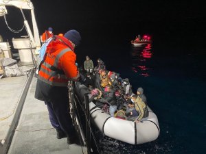 İzmir açıklarında 50 düzensiz göçmen yakalandı