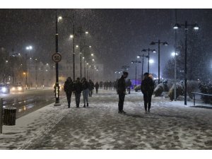 Sivas beyaza büründü, vatandaşlar sokaklara akın etti