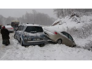 Uludağ yolu çarpışan otolara döndü