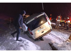 Ağrı’da kar yağışı kazayı getirdi: 3 yaralı