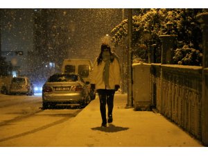 Kastamonu’da yoğun kar yağışı: Kent merkezi beyaza büründü