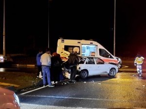 Vakadan dönen ambulans kaza yaptı