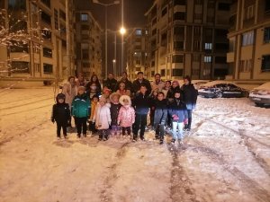 Bayburt kent merkezi beyaza büründü, çocuklar karın tadını çıkarttı