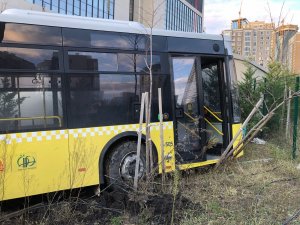 Freni patlayan İETT otobüsü, park halindeki araca çarparak durabildi